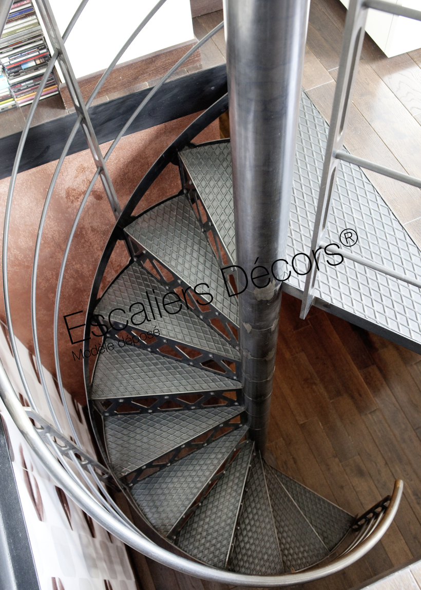 Photo DH87 - SPIR'DÉCO® San Francisco. Escalier hélicoïdal d'intérieur en acier au look industriel et vintage. Vue 2